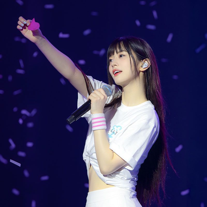 ILLIT GLITTERDAY T SHIRT 100% COTTON